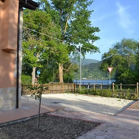 بيت ضيافة La Maga Del Lago